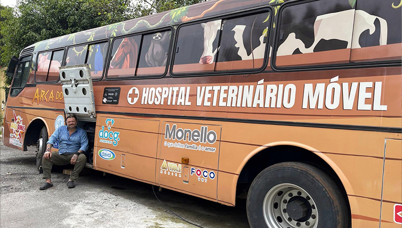 Hospital veterinário móvel atende no calçadão da rua Dom Pedro II 